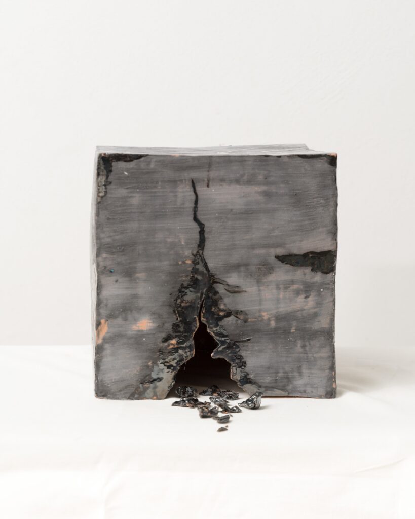 Cubo nero (Spiragli) 20 x 20 x 20 cm, ceramica engobbiata e smaltata anno 2020
