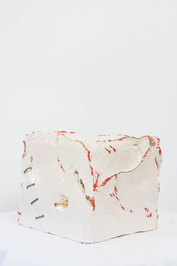 Cubo bianco (Il Peso) 26 x 23 x 25 cm, ceramica smaltata, ferro, lustro in oro anno 2021