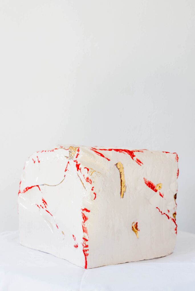 Cubo bianco (Il Peso) 26 x 23 x 25 cm, ceramica smaltata, ferro, lustro in oro anno 2021