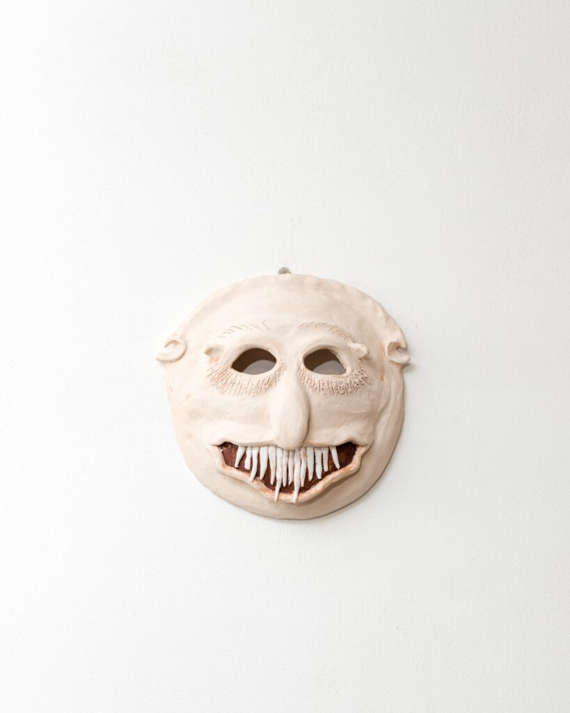 Maschera demone bianco32h x 12l cm, ceramica semirefrattaria smaltata anno 2023