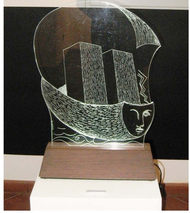 “MEMORIA ERRANTE” 1999.  Polimetilmetacrilato sagomato e inciso. Legno  Wengè, lampada lineare. 
H 60 x 37 x 20 cm