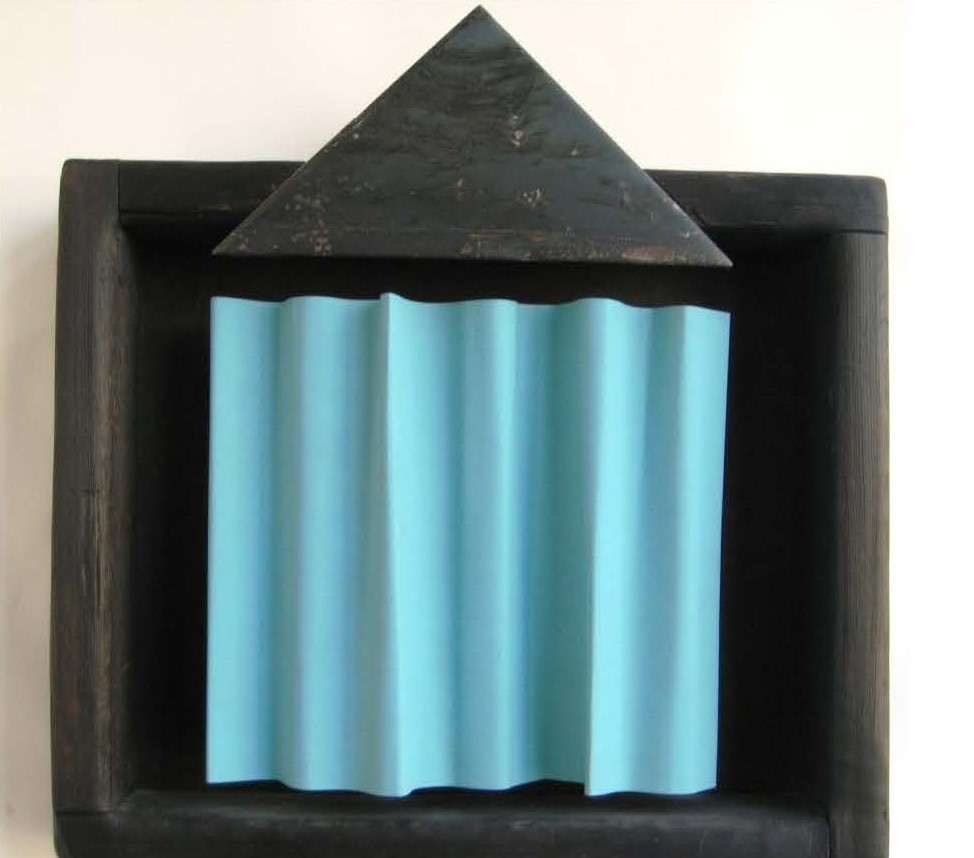 “CLASSICH” 2006Alluminio sagomato, sbalzato e pigmentato, ferro. Teca in legno trattato a fuoco.H 36,5 x 35,5 x 8 cm.