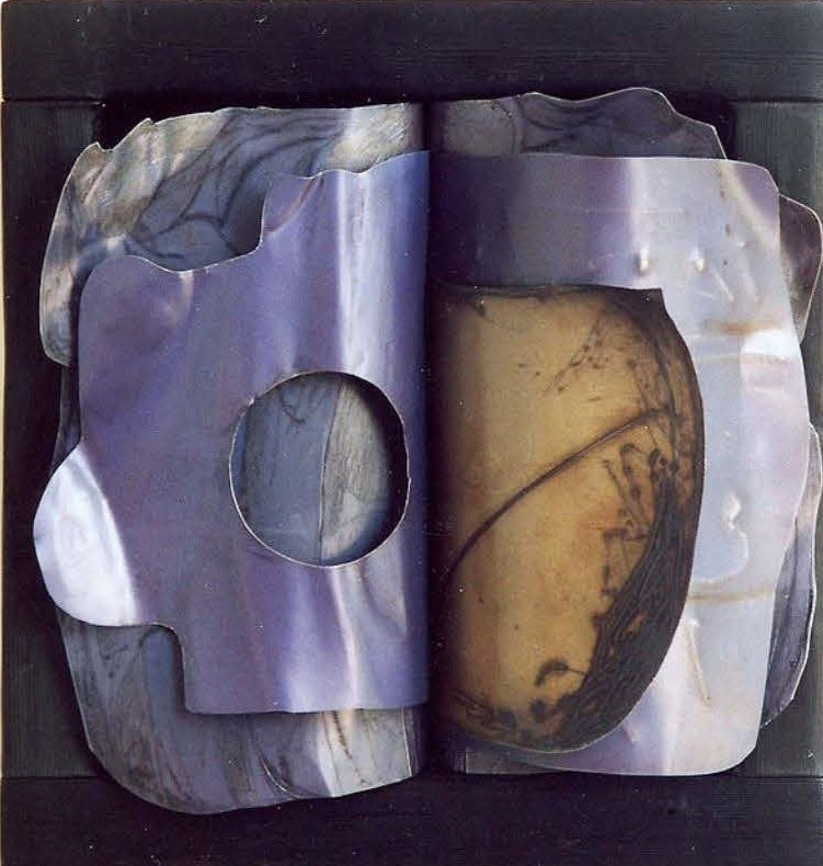 IN CODICEM REFERTA” 2004
Libro d’artista. Alluminio inciso, sagomato, sbalzato e pigmentato. Teca in legno trattato a fuoco.
H 33 x 32 x 13 cm.