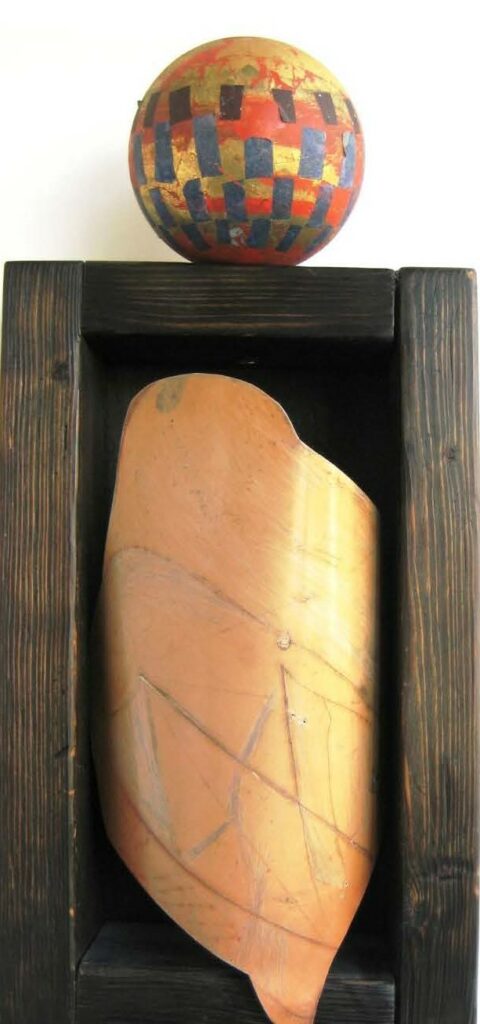 “MARS” 2003Alluminio sagomato e inciso. Pigmenti, oro e collage su legno. Teca in legno trattato a fuoco.H 45 x 22 x 10 cm.